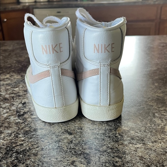 Womens Nike Blazer Mid ‘77 Pink Swoosh Sneakers - Picture 3 of 6